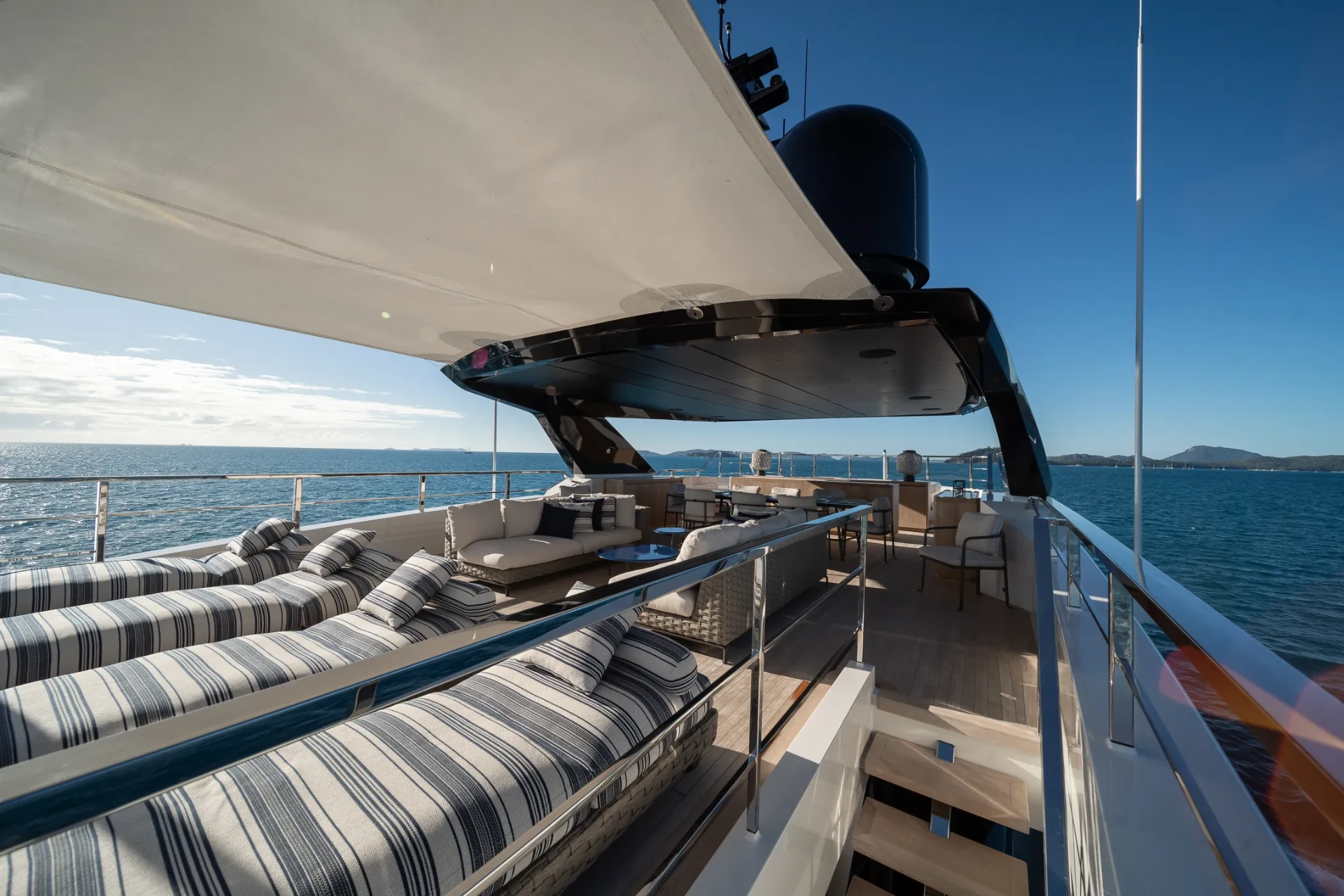 AIX — Upper deck lounge