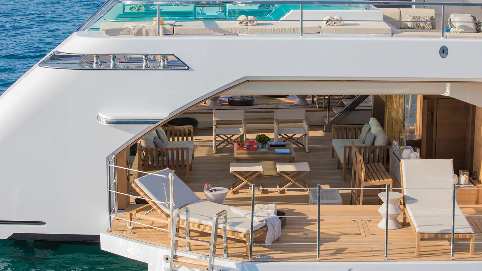 LADY LENA — Waterside outdoor lounge